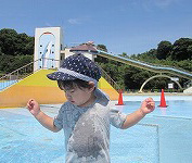 鹿児島市児童クラブ学童保育保育園の園児とプール