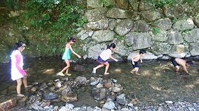 鹿児島市児童クラブの川遊び